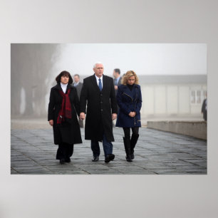 Mike, Karen och Charlotte Pence på Dachau Poster