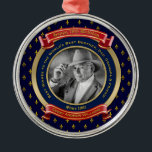 Milestone Birthday Guld Photo 70:e 70 Blue Re Julgransprydnad Metall<br><div class="desc">Fira din milstolpe-födelsedag med den här eleganten, minnesmärket för porträtt. Enkla guld-band och guld-trimmade röda banderoller över flottans loppur-de-lis-mönstrad bakgrund gör perfekten ram för ditt favoritfoto. Byt ut exempelfotot och text mot en egen gåva. Gör en underbar keepsaksgåva för milstolpar födelsedagar, minneshögtider, bröllop-dagar, studenten, pension, kampanjer, akademiska/kulturella landvinningar och andra...</div>