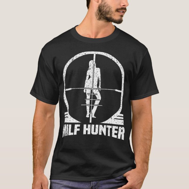MILF Hunter Funny Vuxen humor Joke för manar T Shirt (Framsida)