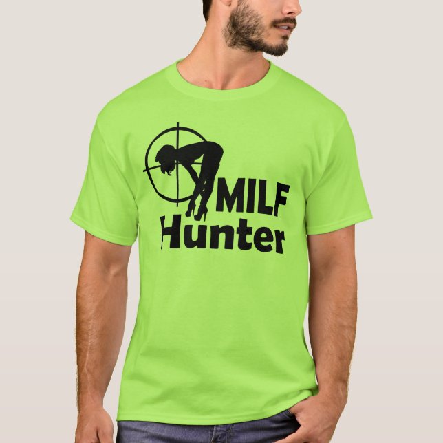 MILF-jägare (svart text) Tee Shirt (Framsida)