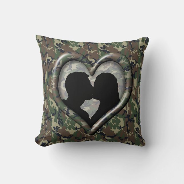 Militär Kissing par Silhouette Camo Heart Kudde (Framsida)