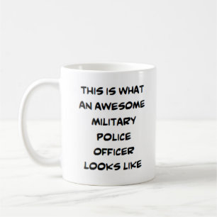 Militär polis i fantastisk kaffemugg