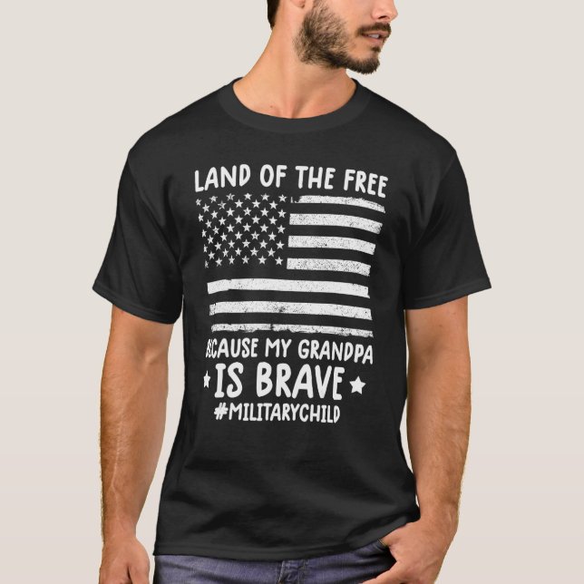 Militära barn i friland på grund av min morfar t shirt (Framsida)