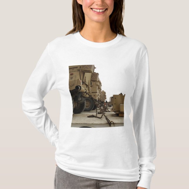 Militära fordon är låst på lastbil i halvzonen tröja (Framsida)