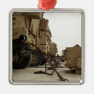 Militära fordon låsas besegrar på den halva julgransprydnad metall