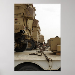 Militära fordon låsas besegrar på den halva poster