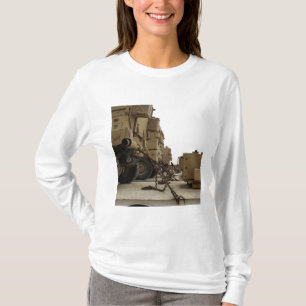 Militära fordon låsas besegrar på den halva tee shirt
