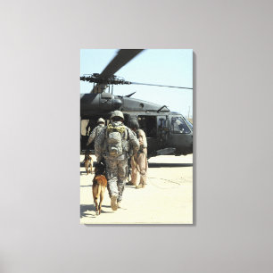 Militära hund ombord på en helikopter canvastryck