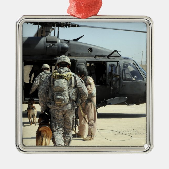 Militära hund ombord på en helikopter julgransprydnad metall (Framsidan)