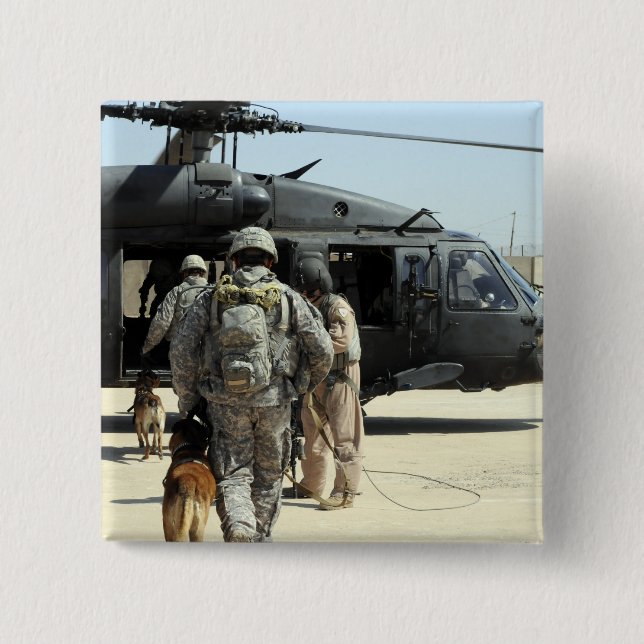 Militära hund ombord på en helikopter knapp (Framsida)
