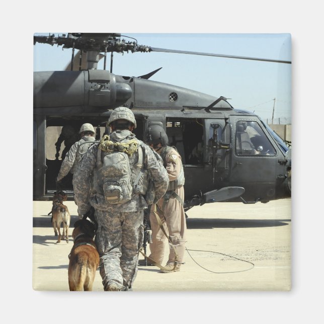 Militära hund ombord på en helikopter magnet (Framsidan)