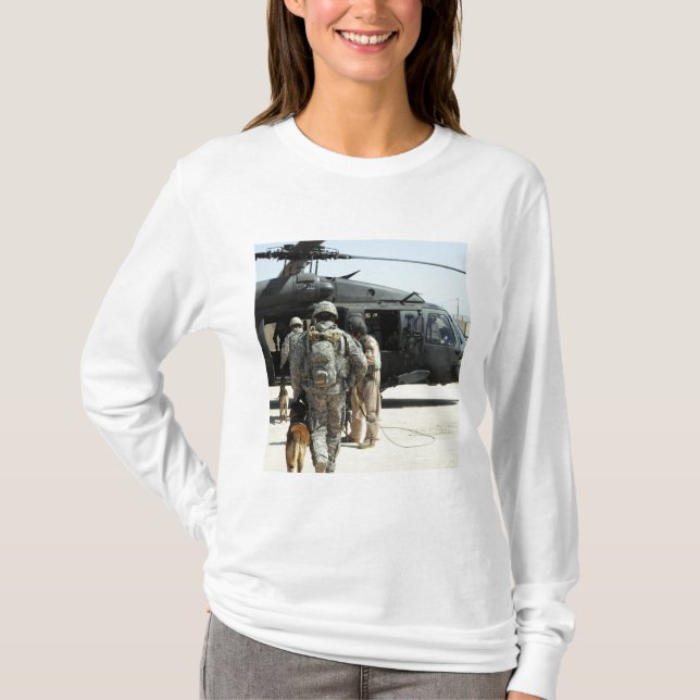 Militära hund ombord på en helikopter t-shirt (Framsida)