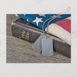 Militära hundmärken på bibel med flagga vykort