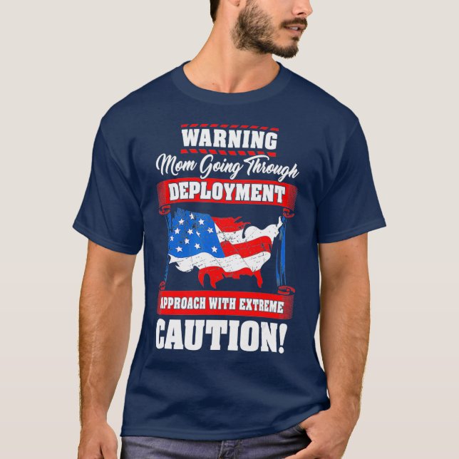 Militära Mamma som går igenom utplaceringen T Shirt (Framsida)