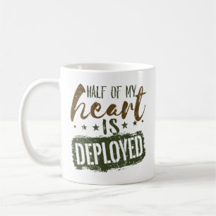 Militärfru Hälften av mitt hjärta är utplacerad Kaffemugg