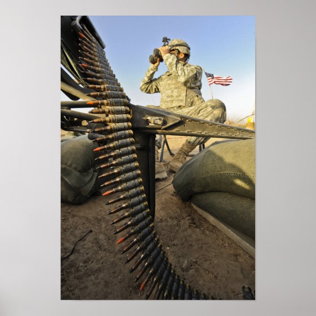 Militärsoldaterna letar efter fiendeaktivitet poster (Framsidan)