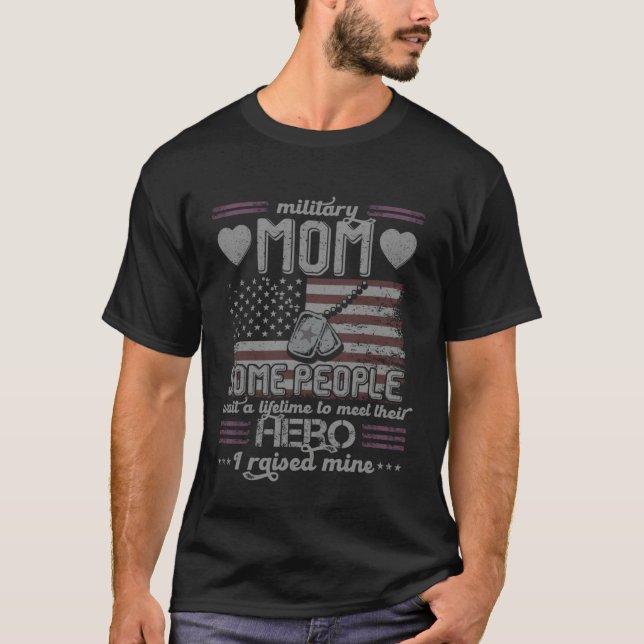 Military Mom I Raised My Hero Patriot T Shirt (Framsida)