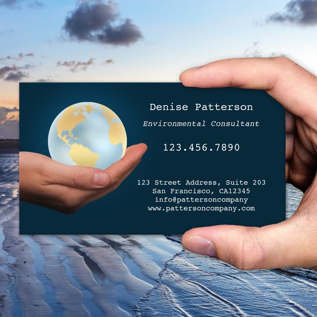 Miljövänligt Glob Miljö AffärsKort Visitkort (Professional business card featuring a hand offering an illuminated globe on a dark blue background)