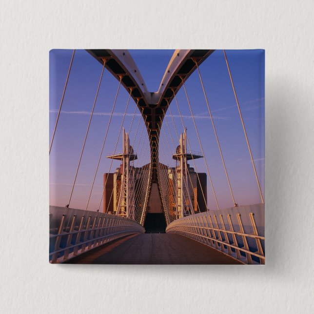 Millennium Bridge, Lowry Centre, Salford Knapp (Framsida)