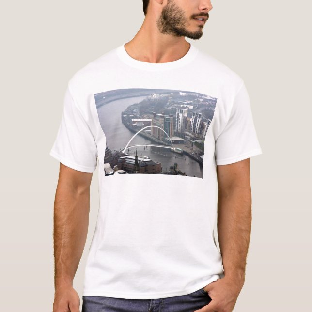 Millennium Bridge Newcastle on Tyne T Shirt (Framsida)