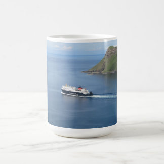 Millivolt Hebrides som lämnar Uig Isle-av-Skye Kaffemugg