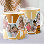 Mimi 5 Photo Editable 4 Brev Bee and Honeycomb Kaffemugg<br><div class="desc">Honeycomb-kaffe mugg, personlig med 5 av dina favoritfoton och utskrivet med 4 brev namn, till exempel MIMI. Utformningen har en honeycomb-fotokollage i skuggor av krämbeige honung och bränd orange med ett sött litet bi. Om du vill ändra färg klickar du på "anpassa ytterligare" och klickar på varje hexagon som du...</div>