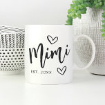 Mimi Year Etablated Grandma Kaffemugg<br><div class="desc">Skapa en söt keepsaké för mormor med den här enkla designen som innehåller "Mimi" i handskisserade skript med text accentuerad med hjärtan. Anpassa henne till det år hon blev mormor för en söt Mors dag eller gravid-reklamgåva.</div>