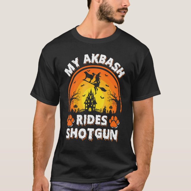 Min Akbash Hund Rid Häxa Hagelgevär Halloween T Shirt (Framsida)