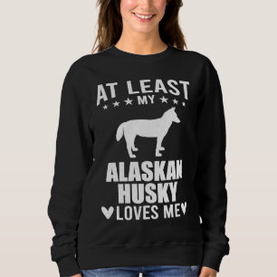 Min Alaskahusky älskar åtminstone mig hund T Shirt