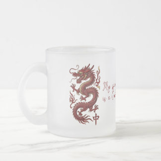 “Min andliga varelse är en Crak-drake” Mahjong-mug Frostad Glasmugg