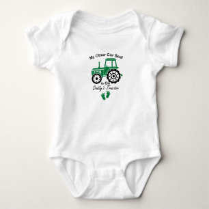 Min andra bilbarnstol sitter på pappas traktor Rol T Shirt