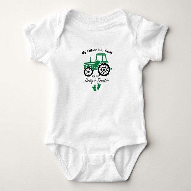 Min andra bilbarnstol sitter på pappas traktor Rol T Shirt (Framsida)