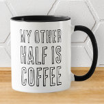 Min andra halvfunna moderna, enkla, svarta och vit mugg<br><div class="desc">Design består av modern typografi med sans serif-teckensnitt. Lustigt citat: Den andra halvan är kaffe</div>