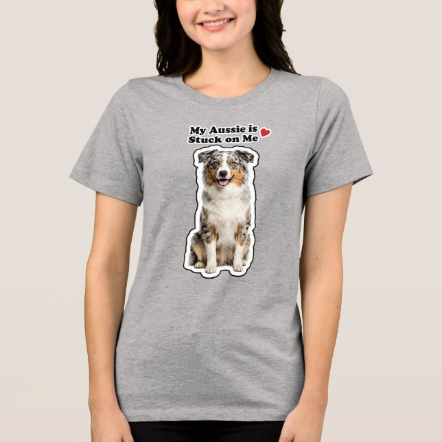 Min Aussie är fast på mig Söt hundälskare T Shirt (Framsida)