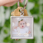 Min Baby-fotoAnpassningsbar Fyrkantig Silverfärgad Nyckelring<br><div class="desc">Ditt favoritfoto från baby på en nyckelkedja! Ladda upp din egen bild för att skapa din nyckelkedja för dig själv eller ge som en gåva till familj,  vänner,  föräldrar och mor- och farföräldrar! Ord kärlek i ett checkskript visas över fotot.</div>