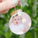Min Baby-fotoAnpassningsbar Nyckelring<br><div class="desc">Ditt baby-foto på en nyckelkedja! Ladda upp din egen bild för att skapa din nyckelkedja för dig själv eller ge som en gåva till familj,  vänner,  föräldrar och mor- och farföräldrar! Ord kärlek i ett checkskript visas över fotot.</div>