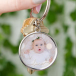 Min Baby-fotoAnpassningsbar Rund Silverfärgad Nyckelring<br><div class="desc">Ditt favoritfoto från baby på en nyckelkedja! Ladda upp din egen bild för att skapa din nyckelkedja för dig själv eller ge som en gåva till familj,  vänner,  föräldrar och mor- och farföräldrar! Ord kärlek i ett checkskript visas över fotot.</div>