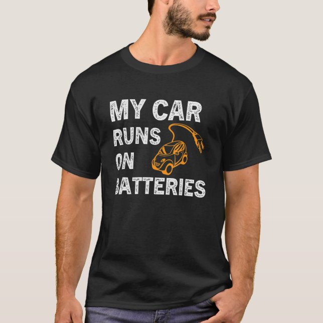 Min bil körs på batterier Elbil Fordon Char T Shirt (Framsida)