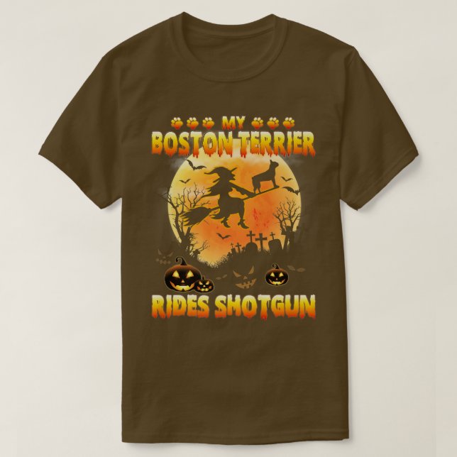 Min Boston Terrier Rides Shot Witch Fly Broom Hall T Shirt (Design framsida)