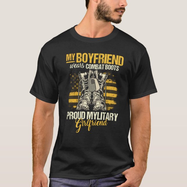 Min Boyvän Wears Combat Boots Militära Girlfrie T Shirt (Framsida)
