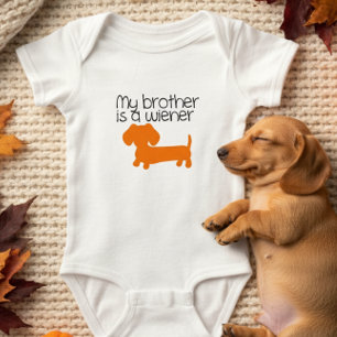 Min bror är en korv outfit baby tillkännagivande t shirt