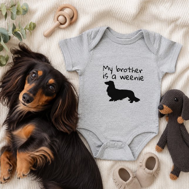 Min bror är en långhårig wienerhund - present t shirt (My Brother is a Weenie Long Hair Dachshund Gift Baby Bodysuit)