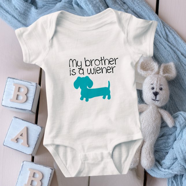 Min bror är en wienerklänning Könsneutral present T Shirt (wiener dog baby nursery gift for a doxie themed baby shower.)