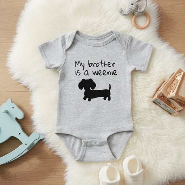 Min bror är en ynkrygg - Wiener Hund Babypresent T Shirt (My Brother is a Weenie Dachshund baby one piece outfit - great for baby showers and new mom gifts)