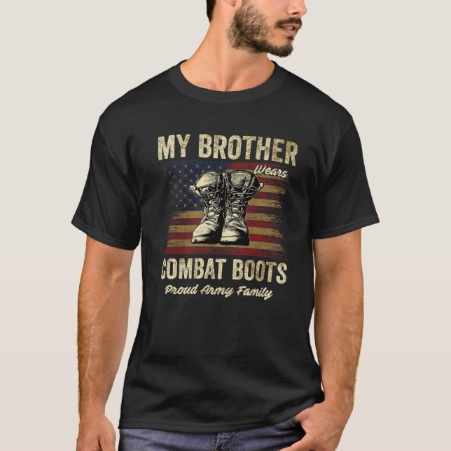 Min bror Wears Kambat Boots Proud Army-familj T Shirt (Framsida)