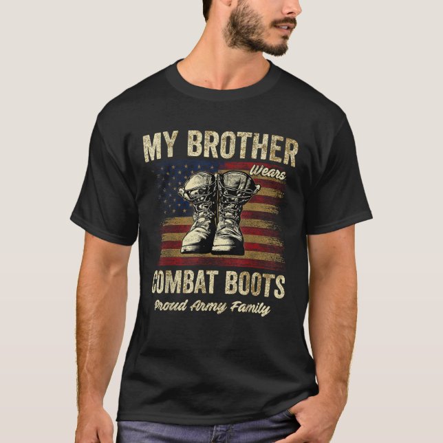 Min bror Wears Kambat Boots Proud Army-familj T Shirt (Framsida)