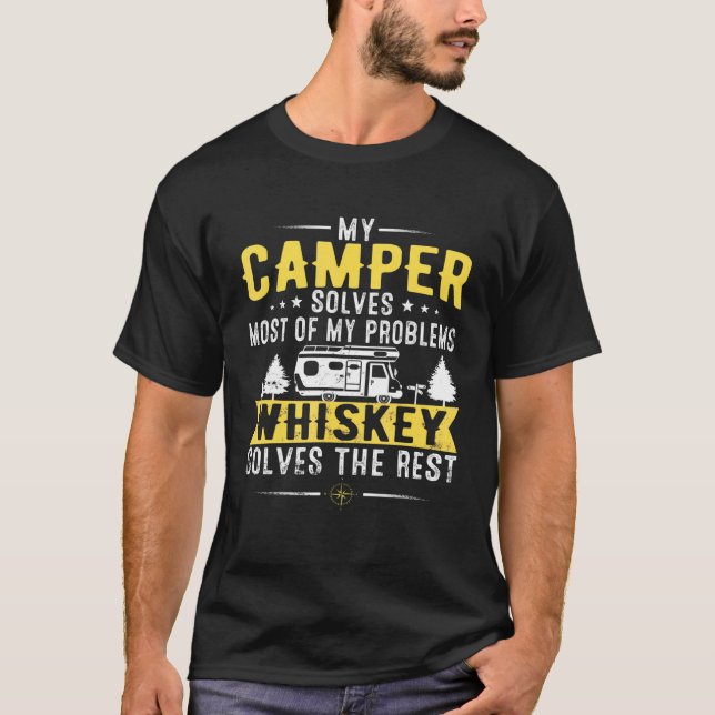 Min Camper löser de flesta av mina problem Whiskey T Shirt (Framsida)