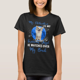 Min Chihuahua är Guardian Angel han tittar över mi T Shirt