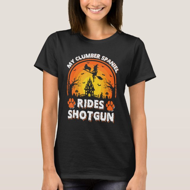 Min Clumber Spain Hund Ride Witch Pistol Hallowee T Shirt (Framsida)