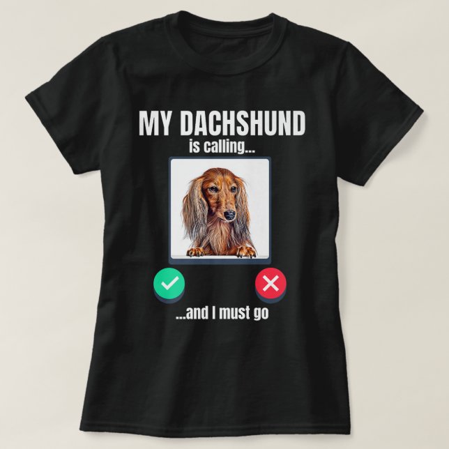 Min Dachshund ringer och jag måste gå länge. T Shirt (Design framsida)